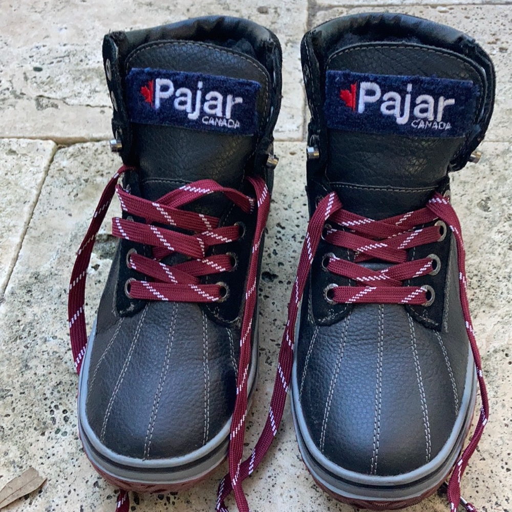 Very nice Pajar men’s boots.  Black with red laces.  A soft fur-type lining.